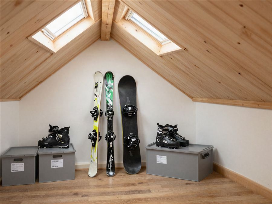 Lichte zolder met ski's en opbergboxen